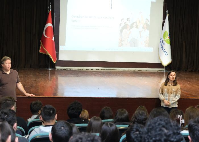 9 VE 10. SINIF ÖĞRENCİLERİMİZE GençBizz VE GENÇLERDEN GELECEĞE PROJE TANITIMI YAPILDI.