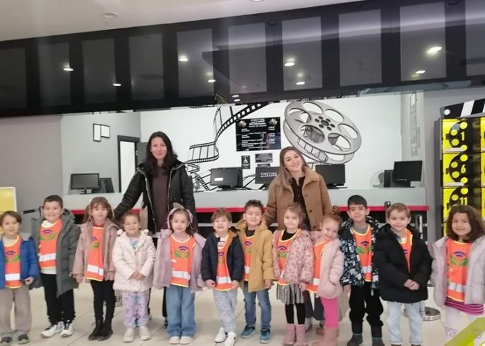 ANAOKULU ÖĞRENCİLERİMİZLE KEYİFLİ BİR SİNEMA GEZİSİ GERÇEKLEŞTİRDİK.