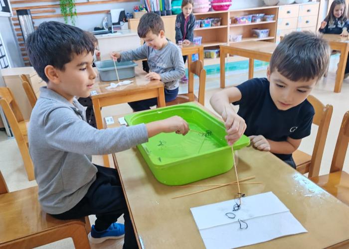 >ÇUBUK VE LASTİKLER KULLANILARAK İNCE KAS GELİŞİMİNİ DESTEKLEYEN OYUNLAR OYNANDI